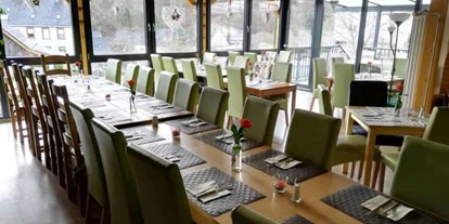 Eventlocation - Gastronomie: Essen-to-Go - Bestuhlung in unserem Gastraum für einen Geburtstag - AllerHand MietBar