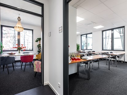Eventlocation - geeignet für: Seminar - Blick in das Kaminzimmer und einen Seminarraum im ecos office center münchen - ecos work spaces München